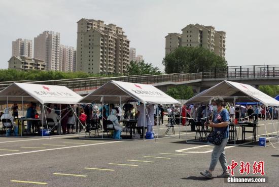 6月16日,北京丰台区社区居民进行核酸检测。北京丰台区新村街道一处未开通的市政道路,临时改造成核酸检测采样点。a target='_blank' href='http://www.chinanews.com/'中新社/a记者 张宇 摄 6月16日,北京丰台区社区居民进行核酸检测。北京丰台区新村街道一处未开通的市政道路,临时改造成核酸检测采样点。a target='_blank' href='http://www.chinanews.com/'中新社/a记者 张宇 摄