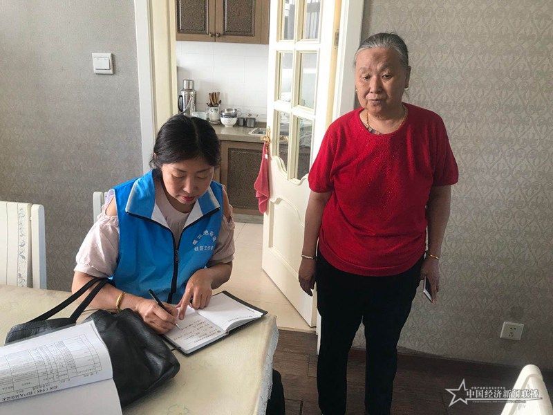 图为莲花池丽景街社区社区网格员走访排查入户中。王燕华摄.jpg