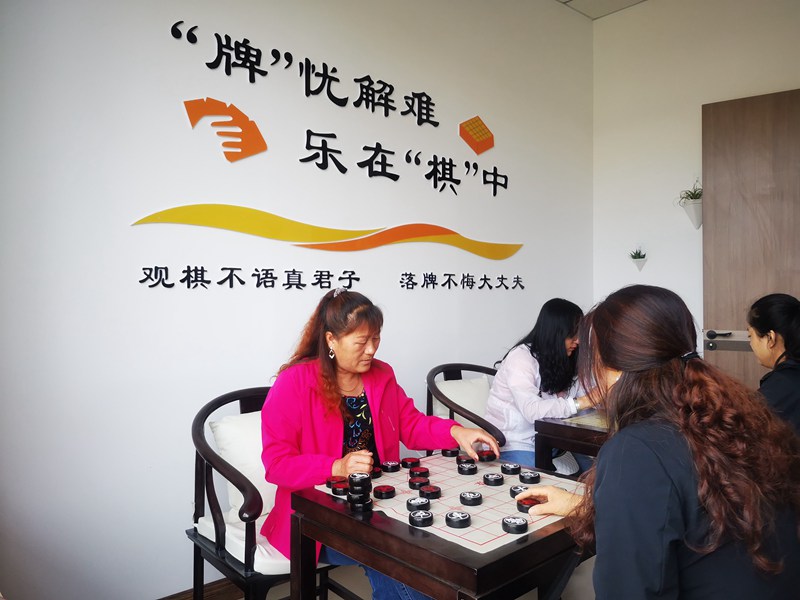 图为滨河街道居民在交通路社区棋牌室下棋。王燕华摄.jpg