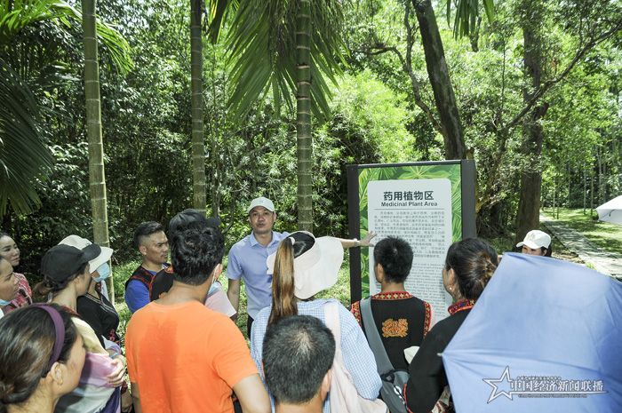 古草堂董事长胡理壮为学员科普植物药理知识_1.jpg