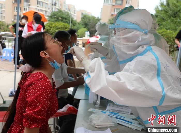 图为市民进行核酸检测。杨毅 摄