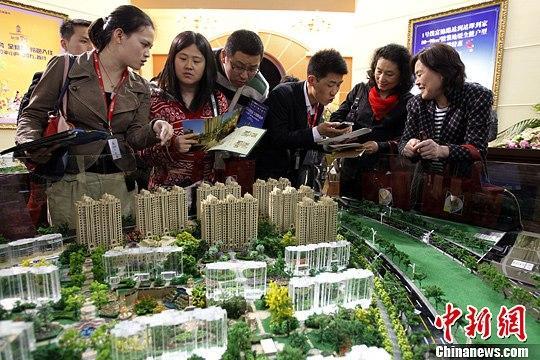 资料图：某楼盘项目吸引众多购房者前来“淘房”。a target='_blank' href='http://www.chinanews.com/'中新社/a发 汤彦俊 摄