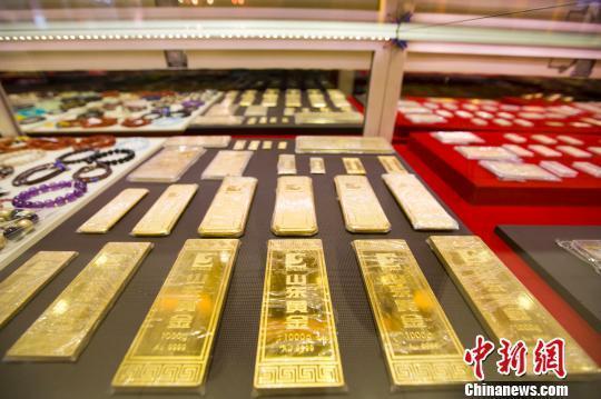 资料图:山西太原,金店陈列的金条。张云 摄 资料图:山西太原,金店陈列的金条。张云 摄