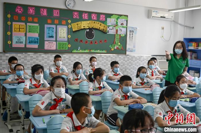 资料图:小学生佩戴口罩返校复课。张兴龙 摄 资料图:小学生佩戴口罩返校复课。张兴龙 摄