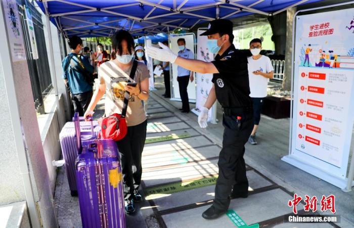 资料图:6月8日,湖北武汉,武汉大学的返校学生进入校园。 a target='_blank' href='http://www.chinanews.com/'中新社/a记者 张畅 摄 资料图:6月8日,湖北武汉,武汉大学的返校学生进入校园。 a target='_blank' href='http://www.chinanews.com/'中新社/a记者 张畅 摄