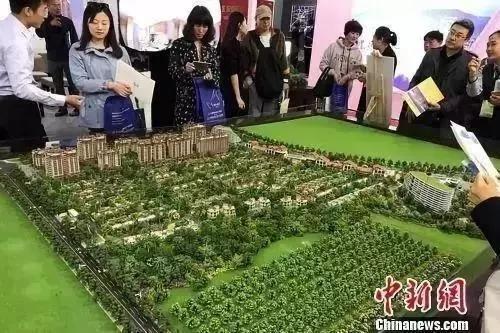 资料图：民众在楼盘展台咨询。a target='_blank' href='http://www.chinanews.com/' 中新网/a 程春雨 摄
