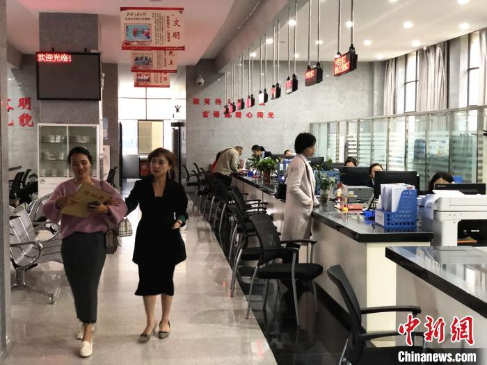 民众在政务服务中心办理不动产权证书。缪超 摄
