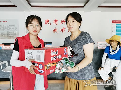 彭雯同学参加抗洪救灾志愿服务.jpg