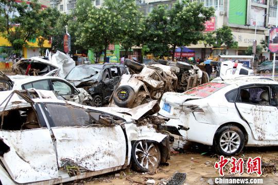 绥德街头的受损汽车。田进 摄 绥德街头的受损汽车。田进 摄