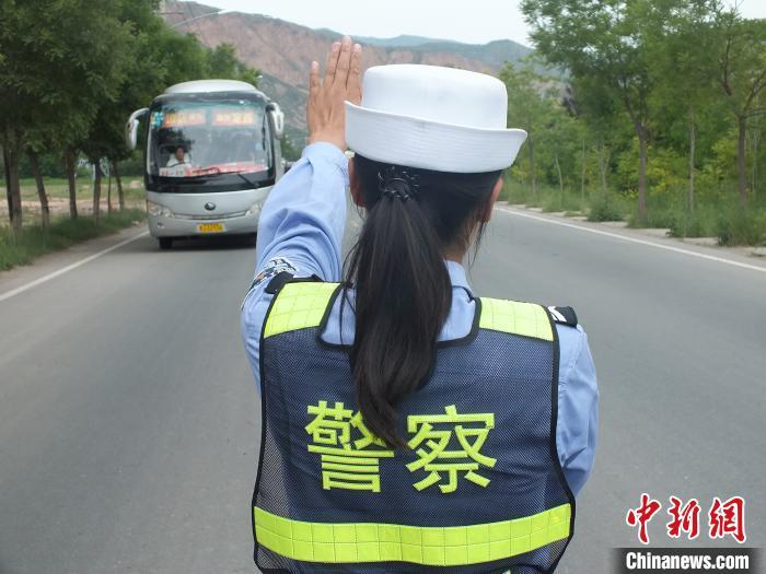 图为交通警察巡逻检查车辆。(资料图) 史静静 摄 图为交通警察巡逻检查车辆。(资料图) 史静静 摄