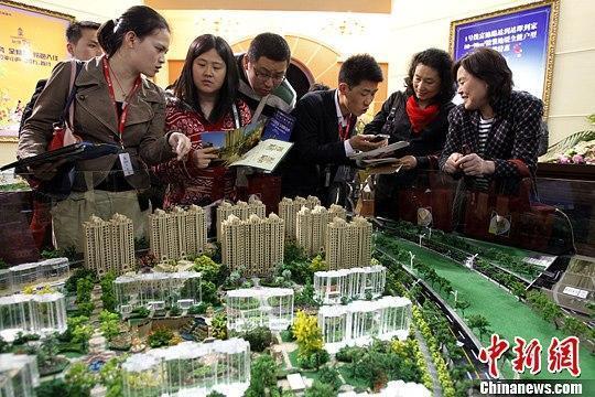 资料图：某楼盘项目吸引众多购房者前来“淘房”。a target='_blank' href='http://www.chinanews.com/'中新社/a发 汤彦俊 摄