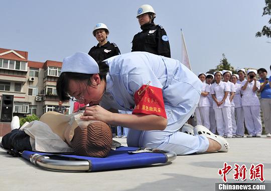 资料图：志愿者进行急救演练。a target='_blank' href='http://www.chinanews.com/'中新社/a发 张勇 摄