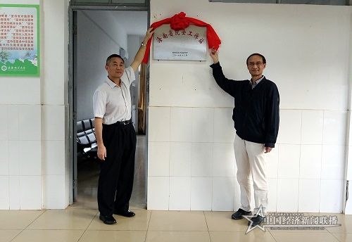 王宁院士(右)、海师副校长史海涛为院士工作站揭牌.jpg