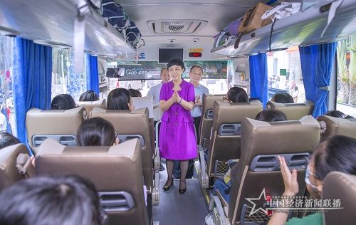 校党委书记李红梅、副校长李森与同学们话别.jpg