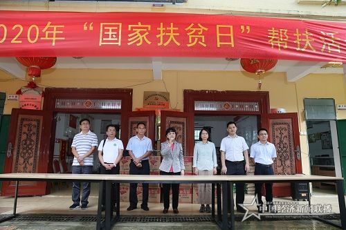我校赴陵水亚欠村开展扶贫日系列活动.jpg