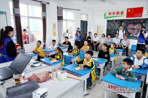 李红梅一行到亚欠小学观摩课堂.jpg