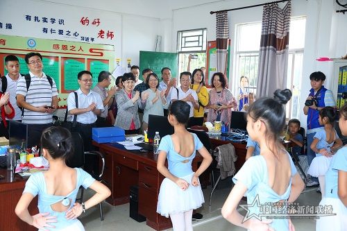李红梅一行观看小学生舞蹈表演与歌唱表演.jpg