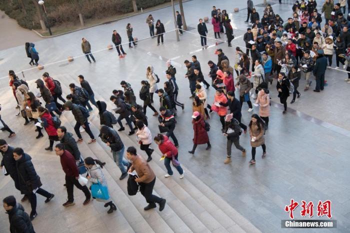 资料图:山西太原一公务员考点,考生准备进入考场。a target='_blank' href='http://www.chinanews.com/'中新社/a记者 武俊杰 摄 资料图:山西太原一公务员考点,考生准备进入考场。a target='_blank' href='http://www.chinanews.com/'中新社/a记者 武俊杰 摄