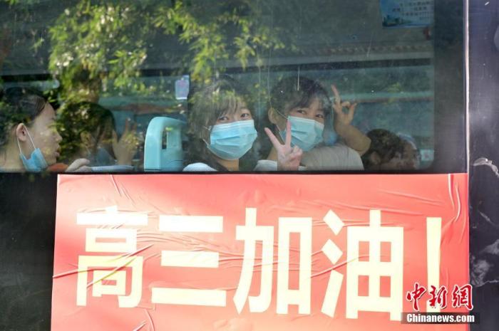 资料图：2020年7月，广西南宁沛鸿民族中学内，高三学生乘坐高考专车前往考点。 a target='_blank' href='http://www.chinanews.com/'中新社/a记者 俞靖 摄