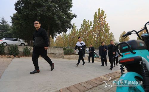 赵晓辉（左一）与网络人士_看图王.jpg