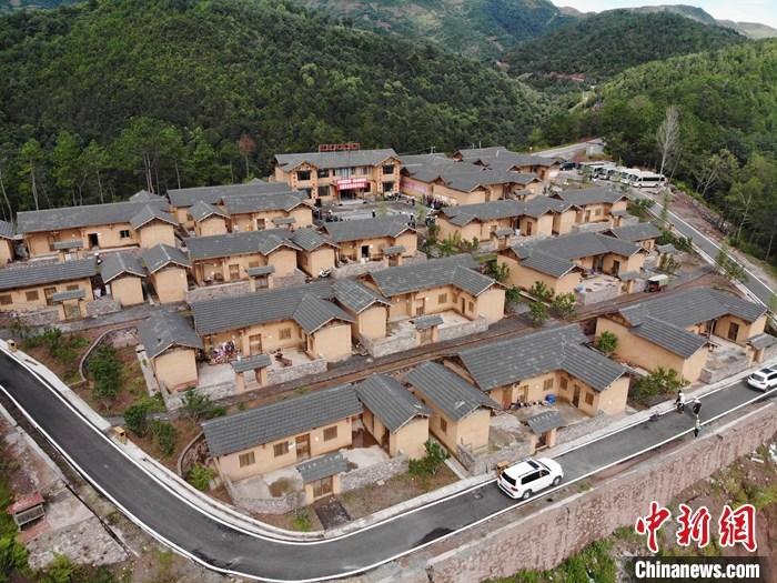 资料图:航拍昭觉县三岔河乡三河村新居。a target='_blank' href='http://www.chinanews.com/'中新社/a记者 张浪 摄 资料图:航拍昭觉县三岔河乡三河村新居。a target='_blank' href='http://www.chinanews.com/'中新社/a记者 张浪 摄