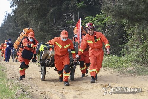 救援人员加快脚步,快速运送救援器材.jpg
