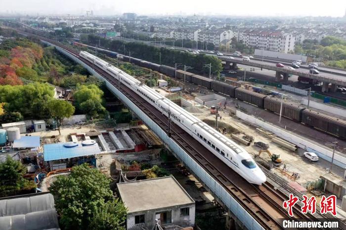 隧道上方就是沪宁城际高铁。刘福昌 摄 隧道上方就是沪宁城际高铁。刘福昌 摄