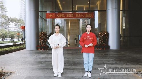 中国经济新闻联播海南基地主持人何苗（左）、郭俊利（右）.jpg