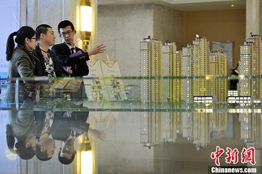 资料图：置业顾问向民众推荐商品房户型。 a target='_blank' href='http://www.chinanews.com/'中新社/a记者 韦亮 摄