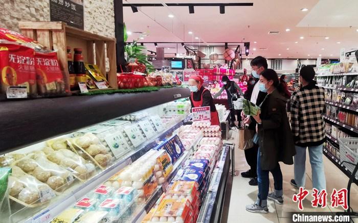 资料图:民众在一超市内选购商品。
a target='_blank' href='http://www.chinanews.com/'中新社/a记者 刘忠俊 摄 资料图:民众在一超市内选购商品。
a target='_blank' href='http://www.chinanews.com/'中新社/a记者 刘忠俊 摄