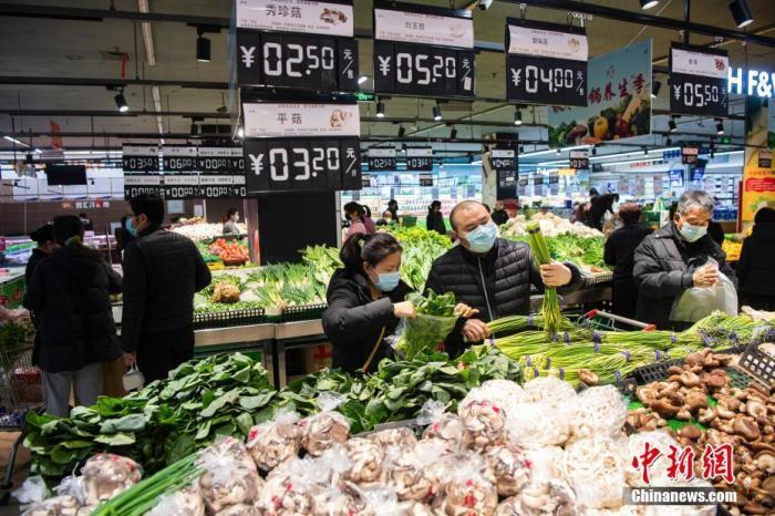 资料图：民众在超市采购商品。a target='_blank' href='http://www.chinanews.com/'中新社/a记者 侯宇 摄

