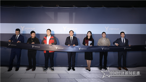 3-岚图邀请客户、媒体共同为岚图空间开业剪彩.png