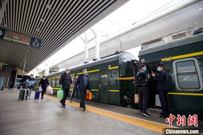 4月2日,山西太原火车站,旅客准备乘车出行。当日,中国国家铁路集团有限公司披露,为期4天的铁路清明小长假运输2日启动,4月2日至5日,全国铁路预计发送旅客4970万人次,其中,最高峰日4月3日预计发送旅客逾1400万人次。 a target='_blank' href='http://www.chinanews.com/'中新社/a记者 张云 摄 4月2日,山西太原火车站,旅客准备乘车出行。当日,中国国家铁路集团有限公司披露,为期4天的铁路清明小长假运输2日启动,4月2日至5日,全国铁路预计发送旅客4970万人次,其中,最高峰日4月3日预计发送旅客逾1400万人次。 a target='_blank' href='http://www.chinanews.com/'中新社/a记者 张云 摄