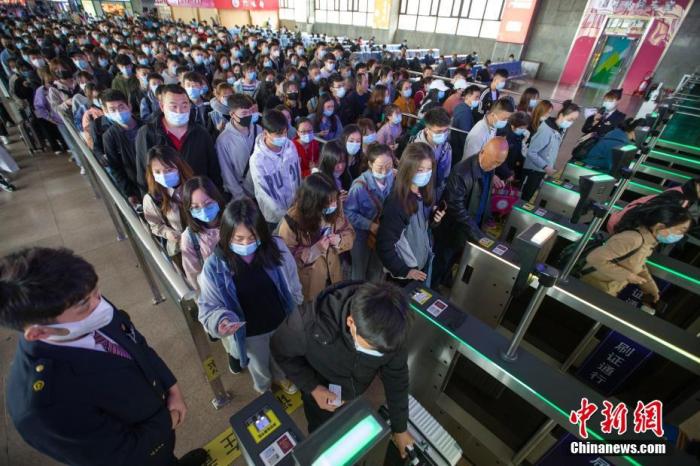 4月5日,山西太原火车站,旅客在排队检票。 a target='_blank' href='http://www.chinanews.com/'中新社/a记者 张云 摄 4月5日,山西太原火车站,旅客在排队检票。 a target='_blank' href='http://www.chinanews.com/'中新社/a记者 张云 摄