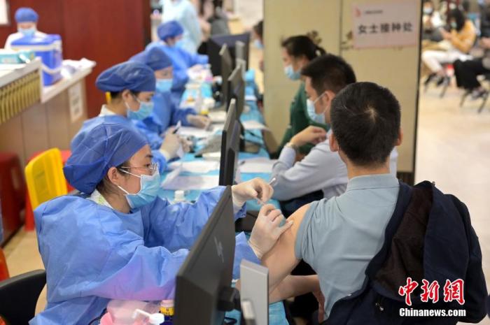 图为市民接种新冠病毒疫苗。 俞靖 摄 图为市民接种新冠病毒疫苗。 俞靖 摄