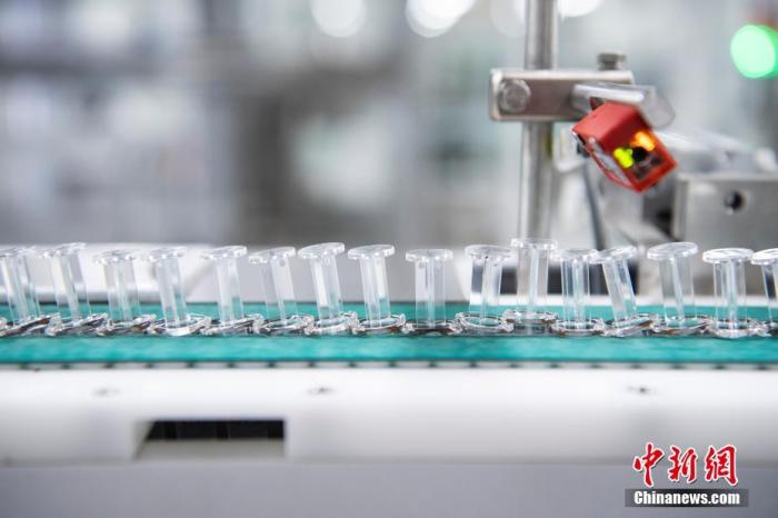 资料图:包装流水线上的预充式注射器装疫苗。 a target='_blank' href='http://www.chinanews.com/'中新社/a记者 侯宇 摄 资料图:包装流水线上的预充式注射器装疫苗。 a target='_blank' href='http://www.chinanews.com/'中新社/a记者 侯宇 摄
