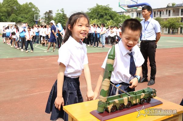 参观航天模型1(1).jpg