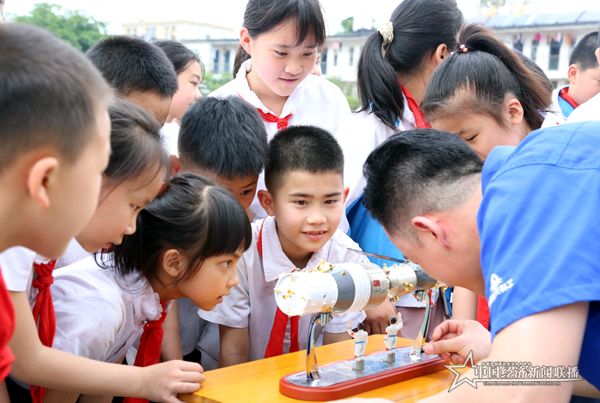 为孩子们讲解航天模型1.JPG