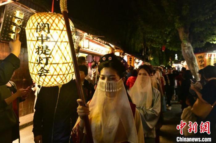阆中提灯会游古城。阆中市委宣传部供图 阆中市委宣传部供图 摄 阆中提灯会游古城。阆中市委宣传部供图 阆中市委宣传部供图 摄
