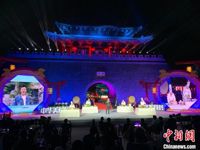 扬州烹饪大师们登台献艺,展示他们的拿手绝活。崔佳明 摄 扬州烹饪大师们登台献艺,展示他们的拿手绝活。崔佳明 摄