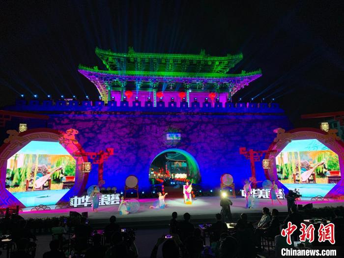 29日晚,东关古街灯光璀璨,呈现出十里长街市井连、夜市千灯照碧云的景象。崔佳明 摄 29日晚,东关古街灯光璀璨,呈现出十里长街市井连、夜市千灯照碧云的景象。崔佳明 摄