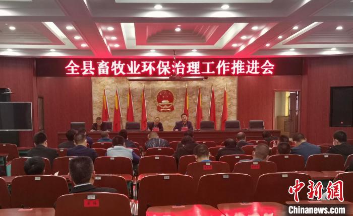 生态环境局襄汾分局免费为畜牧养殖企业“定制”学习课堂。任丽娜 摄