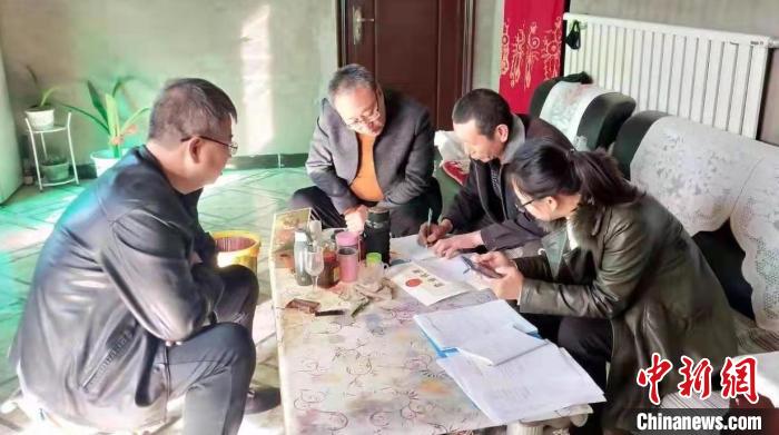 生态环境局襄汾分局工作人员到企现场指导。任丽娜 摄