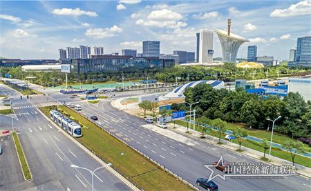 8.光谷有轨电车穿行在武汉未来科技城.jpg