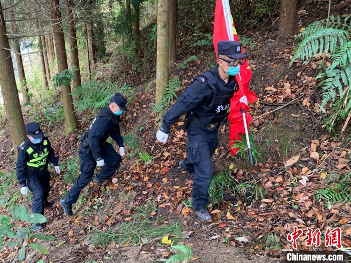 图为民警正在巡逻。瑞丽边检站供图 摄