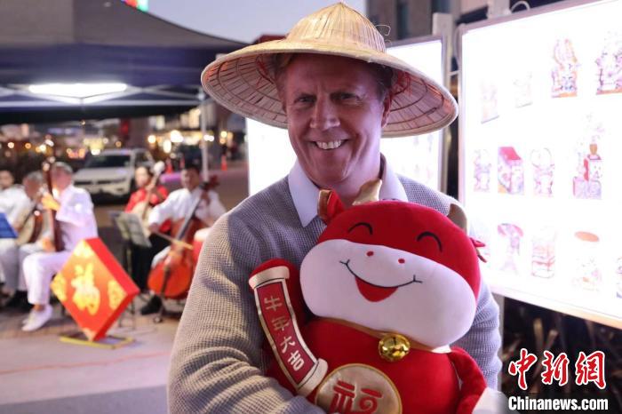 国家党议员(前经贸部长)Hon Todd McClay莅临展会。新西兰中华传统文化体验艺术中心供图 新西兰中华传统文化体验艺术中心供图 摄 国家党议员(前经贸部长)Hon Todd McClay莅临展会。新西兰中华传统文化体验艺术中心供图 新西兰中华传统文化体验艺术中心供图 摄