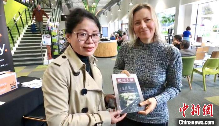 罗托鲁瓦市图书馆馆长Laura Marshall(右一)对捐建中文图书角表示感谢。新西兰中华传统文化体验艺术中心供图 新西兰中华传统文化体验艺术中心供图 摄 罗托鲁瓦市图书馆馆长Laura Marshall(右一)对捐建中文图书角表示感谢。新西兰中华传统文化体验艺术中心供图 新西兰中华传统文化体验艺术中心供图 摄