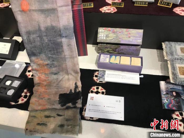 牦牛绒围巾等展品。王子涛 摄 牦牛绒围巾等展品。王子涛 摄