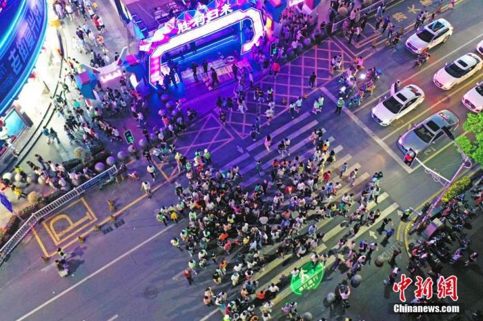 5月2日晚,江西南昌,民众在胜利路步行街休闲购物。为恢复百年老街的往日繁华,当地开展胜利路步行街“胜利归来” 主题活动,打造潮玩、消费于一体的活动街区,“五一”假期吸引民众,形成新的节日经济、夜间经济和文化经济。(无人机照片) a target='_blank' href='http://www.chinanews.com/'中新社/a记者 刘占昆 摄 5月2日晚,江西南昌,民众在胜利路步行街休闲购物。为恢复百年老街的往日繁华,当地开展胜利路步行街“胜利归来” 主题活动,打造潮玩、消费于一体的活动街区,“五一”假期吸引民众,形成新的节日经济、夜间经济和文化经济。(无人机照片) a target='_blank' href='http://www.chinanews.com/'中新社/a记者 刘占昆 摄