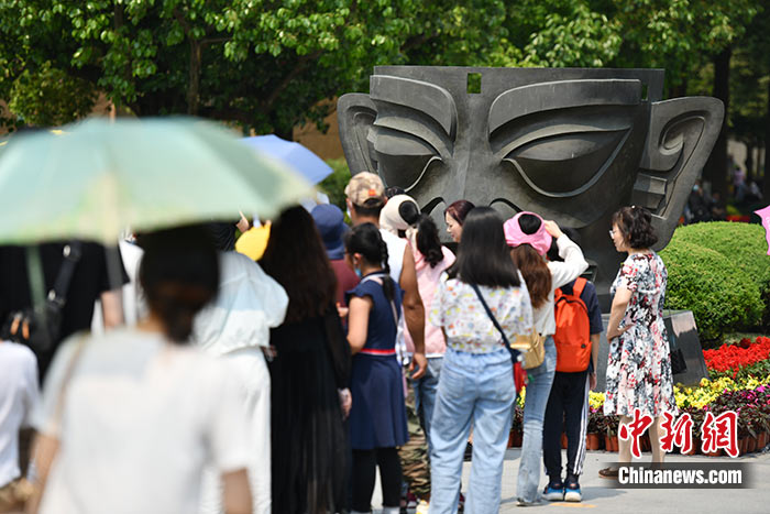 图为5月2日，民众参观三星堆博物馆。 a target='_blank' href='http://www.chinanews.com/'中新社/a记者 张浪摄
